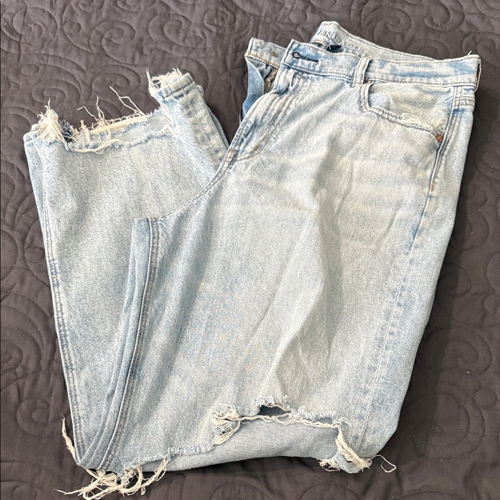 American Eagle heavy Distressed Blue Jeans 16